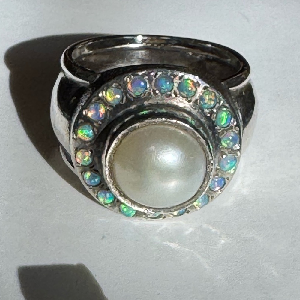 Vintage Silver Ring with Pearl and Opalescent Gems - Picture 4 of 11